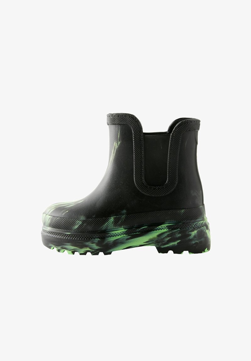 Bottines en caoutchouc noires avec un motif marbré vert, dotées d'une semelle texturée, de panneaux latéraux élastiques et d'une forme de pied arrondie.