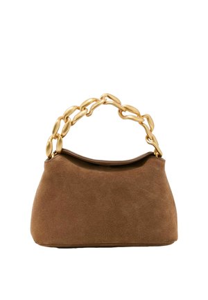 Borsa a tracolla in camoscio marrone con manico a catena grossa dorata sovradimensionato su sfondo bianco.