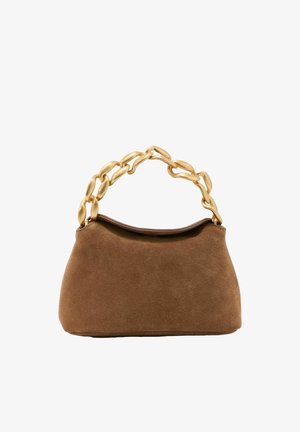 Barna velúr kézitáska túlságosan nagy, masszív aranylánc fogantyúval, fehér háttér előtt.