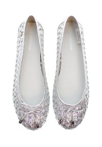 Vita vävda ballerinaskor med rund tå,(glansig yta, dekorativ rosett med silverdetaljer och en slät innersula.