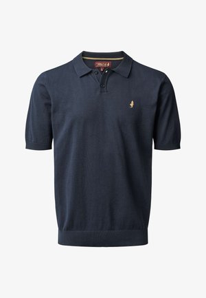 Tmavomodrá polokošeľa s krátkym rukávom, dvoma gombíkmi na zapínanie, rebrovanými manžetami a malým vyšívaným zlatým logom na ľavej strane hrude.