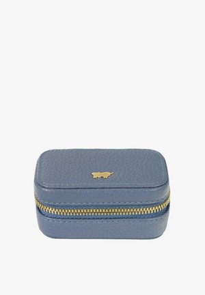 Custodia rettangolare in pelle blu con superficie testurizzata, zip dorata e piccolo logo di animale dorato sulla parte superiore. Dimensioni compatte per la conservazione.