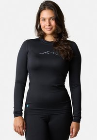 Svart rash guard med långa ärmar, tillverkat av stretchigt material, med en subtil bergslogotyp i grått på bröstet och en blå accentetikett längst ner.