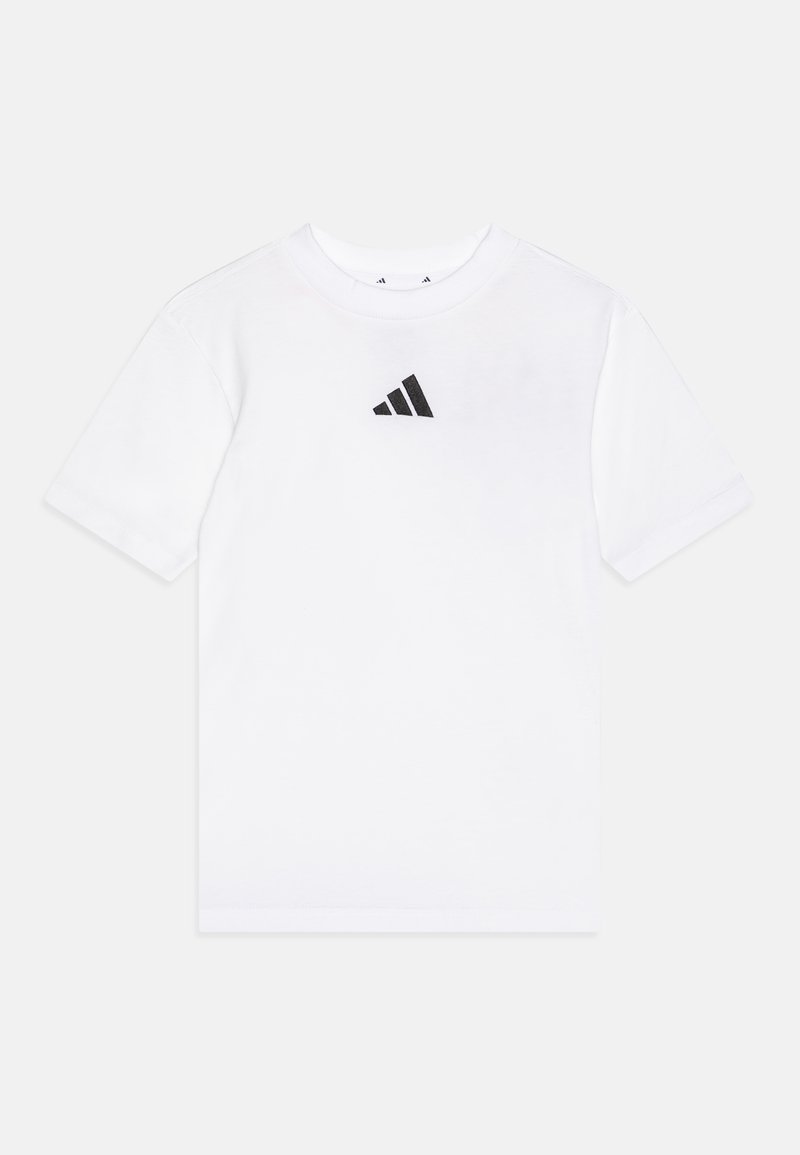 Balts kokvilnas T-krekls ar īsām piedurknēm un melnu Adidas logotipu uz krūtīm, ar apaļu kakla izgriezumu un gludu tekstūru.