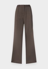 Pantalon marron à jambes larges avec un devant plat, des passants de ceinture et des plis marqués, fabriqué dans un tissu lisse et structuré.