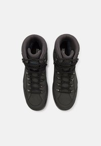Schwarze Wanderschuhe mit hohem Schaft, ausgestattet mit einer strukturierten Oberfläche, einem stabilen Schnürsystem und gepolsterten Kragen für zusätzlichen Komfort.