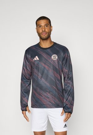 Langermige prestatiejersey in donkerblauw met rood en grijs abstract patroon. Voorzien van Adidas-strepen en het Bayern München-logo op de borst.