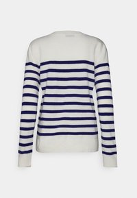 Pull blanc à rayures horizontales bleu marine, col et poignets côtelés, et un ourlet droit. Texture douce avec une coupe décontractée.