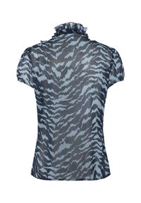 Caurlīdesa, īsu piedurkņu blūze ar volānu apkakli, kas rotāta ar zilo un melno zebras rakstu uz viegla auduma.