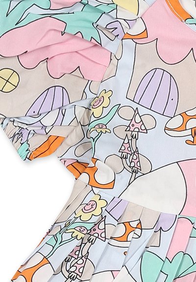 Abito colorato con divertenti motivi a cartoni animati di case, fiori e funghi, realizzato in tessuto leggero con maniche corte arricciate.
