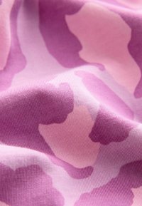 Tessuto leggero con un motivo camouflage viola in diverse tonalità di rosa. Texture morbida con una superficie liscia e leggermente elasticizzata.