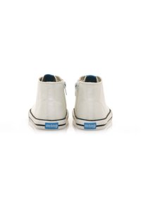 Sneaker alte in pelle bianca con zip laterali, interno blu e suola in gomma nera. Presenta un'accento del logo blu sul retro.