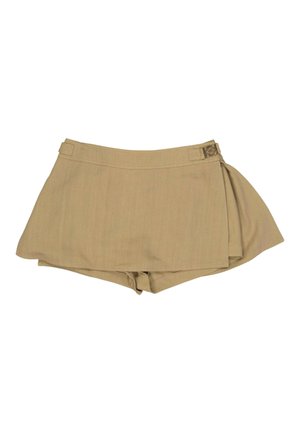 Falda-pantalón beige de estilo envolvente con pantalones cortos ocultos debajo y detalle de hebilla lateral en la cintura.