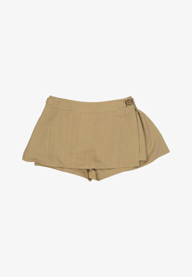 Short-jupe beige style portefeuille avec short intégré caché en dessous et détail boucle latérale à la taille.