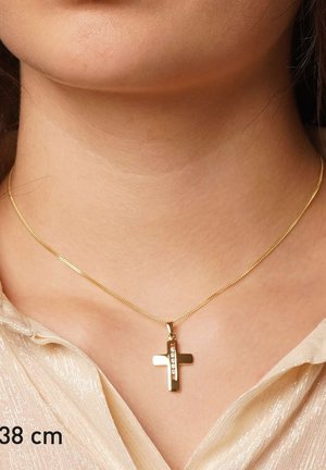Goldenes Kreuzanhänger mit kleinen Diamanten an einer zarten Goldkette, die um den Hals einer Frau getragen wird und eine Länge von 38 cm hat.