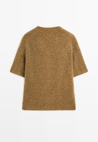 Maglione a maniche corte, marrone, lavorato a maglia con una texture morbida e una vestibilità rilassata. Presenta un collo tondo e un orlo diritto.