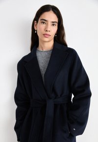 Tommy Hilfiger BELTED COAT - Klasisks mētelis - desert sky