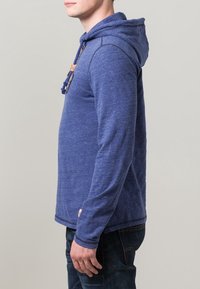 Felpa leggera blu con tessuto testurizzato, chiusura con coulisse e tasca a marsupio. Presenta una vestibilità comoda e maniche lunghe.