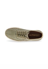 Scarpa slip-on verde in tessuto con texture intrecciata, design con lacci, dettagli in marrone e bordatura in stile espadrille. Logo visibile all'interno.
