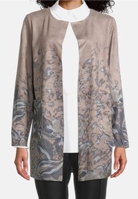 Cárdigan ligero de ante color marrón claro con patrones florales y de leopardo en gris y azul. Presenta un frente abierto y dos bolsillos frontales.