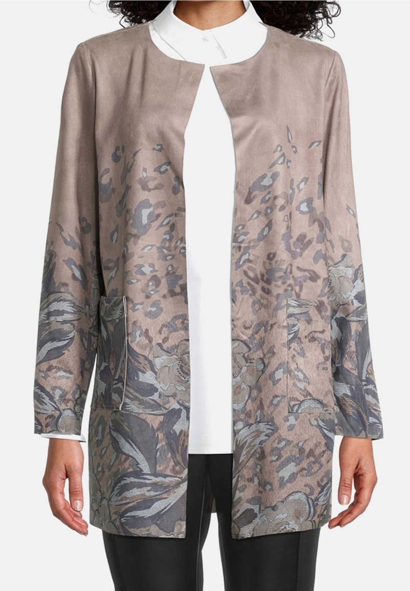 Cárdigan ligero de ante color marrón claro con patrones florales y de leopardo en gris y azul. Presenta un frente abierto y dos bolsillos frontales.