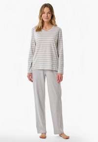 Svijetlosivi komplet pidžame koji uključuje dugih rukava gornji dio s bijelim prugama i odgovarajuće široke hlače. Izrađeno od mekog, prozračnog materijala.