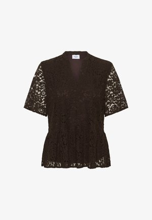 Tumši brūns mežģīņu blūze ar īsām piedurknēm, V veida kakla izgriezumu, ziedu rakstu un nedaudz paplatinātu apakšmalu, izklāta uz baltas fona.