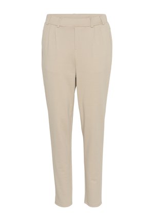 Pantalons beiges ajustés en tissu lisse, dotés d'une ceinture, de plis et de jambes fuselées. Pas de poches ni d'ornements visibles.