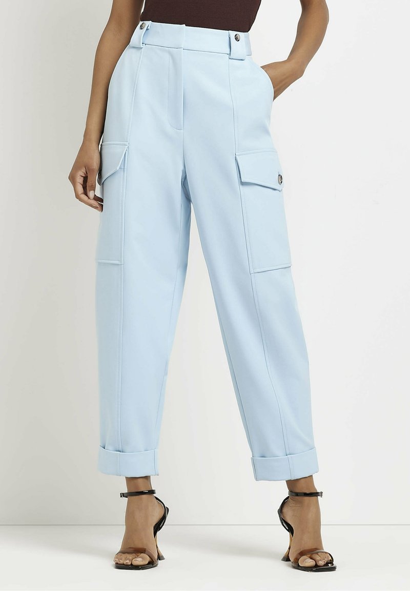 Pantalons cargo bleu clair en tissu lisse, taille haute avec poches latérales, ourlets retroussés et accents en boutons métalliques.