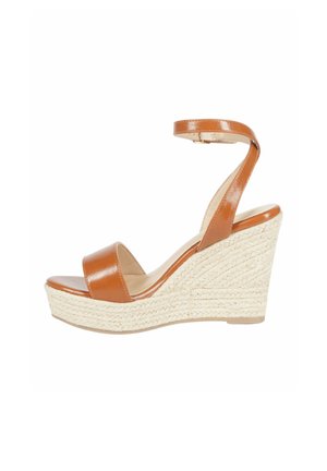 Sandalo zeppa in pelle marrone con cinturino alla caviglia e tacco platform intrecciato in corda, design con punta aperta.