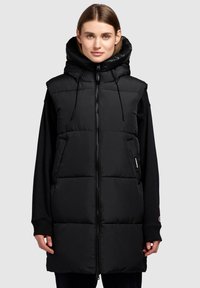 Schwarze Pufferweste mit hohem Kragen und verstellbarem Kapuzen. Verfügt über einen Reißverschluss, gepolsterte Bereiche und seitliche Taschen für Funktionalität.