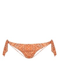 Parte inferior de bikini naranja con un patrón de cachemira, que cuenta con tiras ajustables a los lados. La tela tiene una textura suave y un diseño de cobertura mínima.