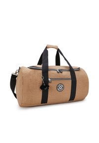 Borsa duffel tan realizzata in tessuto resistente, con manici neri, chiusura con zip superiore, una piccola tasca con zip e un accessorio portachiavi.