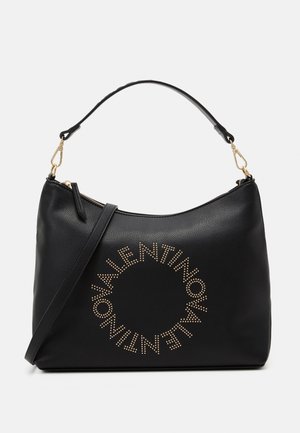 Schwarze Lederhandtasche mit goldenen Nieten, die das runde "Valentino"-Logo bilden. Sie verfügt über einen oberen Griff und einen abnehmbaren Schulterriemen mit goldenen Verschlüssen.