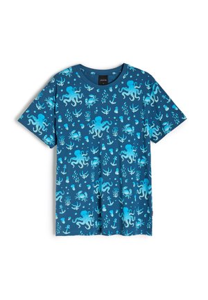 Niebieska bawełniana koszulka z okrągłym dekoltem i krótkimi rękawami, ozdobiona powtarzającymi się wzorami ośmiornic i motywami morskim w jaśniejszych odcieniach.