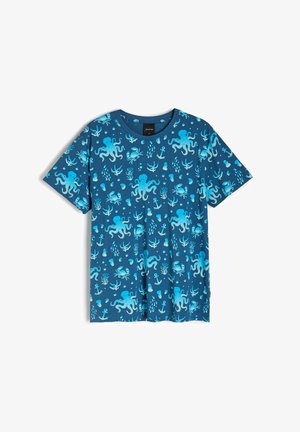 Niebieska bawełniana koszulka z okrągłym dekoltem i krótkimi rękawami, ozdobiona powtarzającymi się wzorami ośmiornic i motywami morskim w jaśniejszych odcieniach.