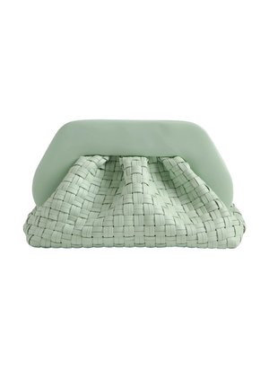 Weiche grüne Clutch aus gewebtem Leder mit einem großen, glatten Rahmenverschluss und einem abgerundeten, gerafften Design.