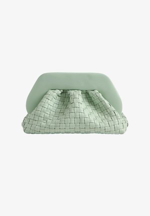 Zachte groene gevlochten leren clutch met een grote, gladde frameklem en een afgerond, geraffineerd ontwerp.