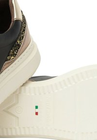 Sneaker nera e beige con tomaia testurizzata, accenti in glitter oro e suola in gomma bianca; presenta logo in rilievo e dettaglio della bandiera italiana.