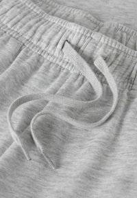 Szare bawełniane spodnie dresowe z elastycznym paskiem i sznurkiem. Charakteryzują się miękką fakturą i delikatnym melanżowym wzorem.