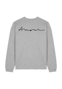 Felpa grigia con colletto a girocollo e maniche lunghe, con "Amour" ricamato in corsivo nero sul retro. Materiale morbido, design casual.