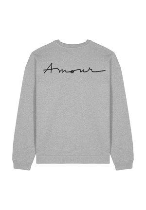 Grijze sweatshirt met een ronde hals en lange mouwen, met 'Amour' in zwarte cursieve letters geborduurd op de achterkant. Zacht materiaal, casual ontwerp.