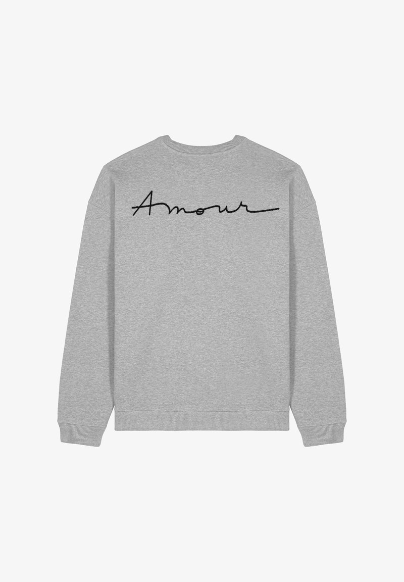 Sivé športno majico z okroglim izrezom in dolgimi rokavi, z izvezenim napisom "Amour" v črni tekoči pisavi na hrbtni strani. Mehak material, sproščen dizajn.