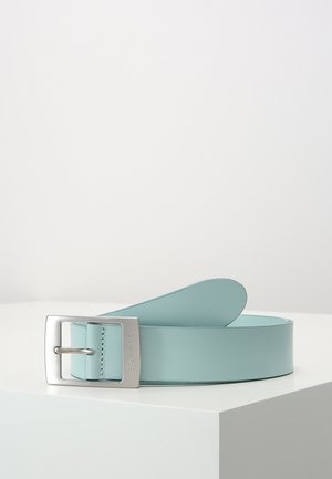 Lichtblauwe leren riem met zilverkleurige rechthoekige gesp, liggend op een wit oppervlak tegen een effen achtergrond.