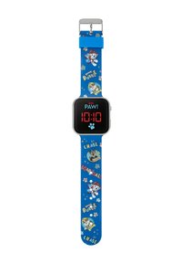 Orologio digitale con cinturino in gomma blu decorato con cani cartoni animati e impronte di zampe. Quadrante quadrato nero con numeri rossi; accenti di colore in tutto l'orologio.