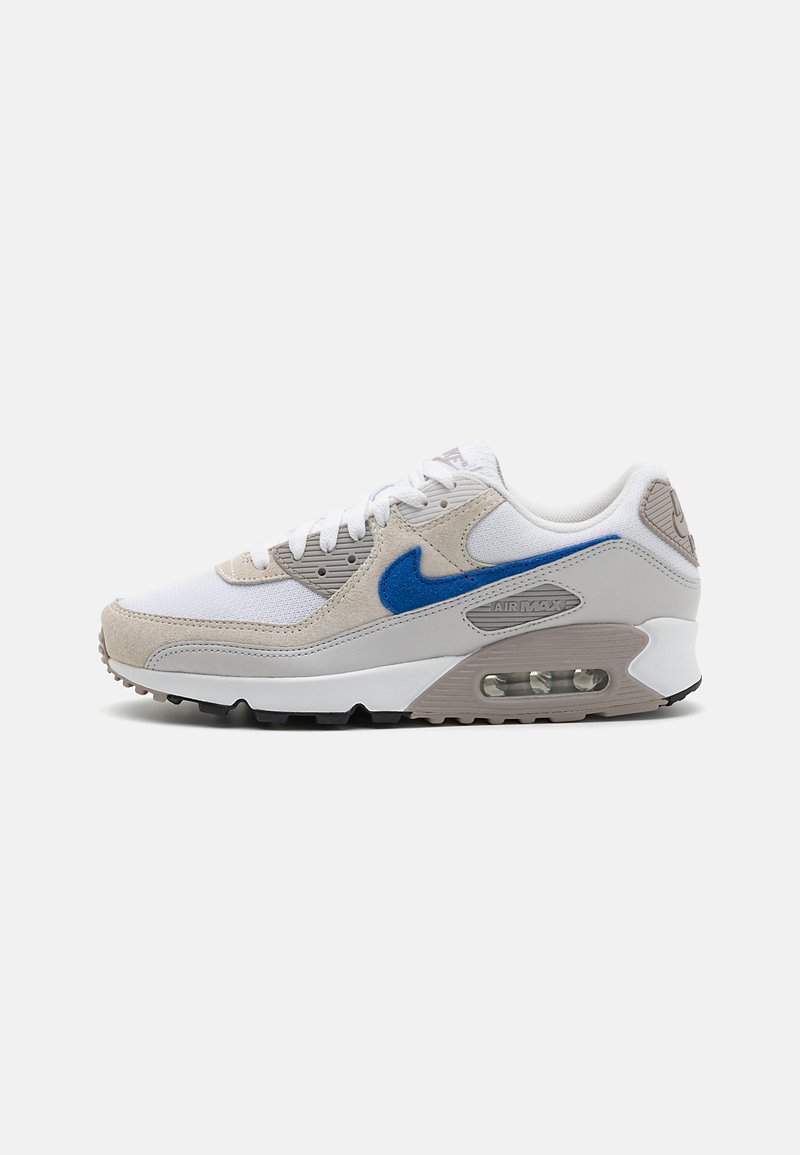 Αθλητικά παπούτσια Nike Air Max 90 σε λευκό χρώμα με γκρι και μπλε λεπτομέρειες, με άνω μέρος από πλέγμα, σουέτ λεπτομέρειες και ορατή μονάδα αερο cushioning.