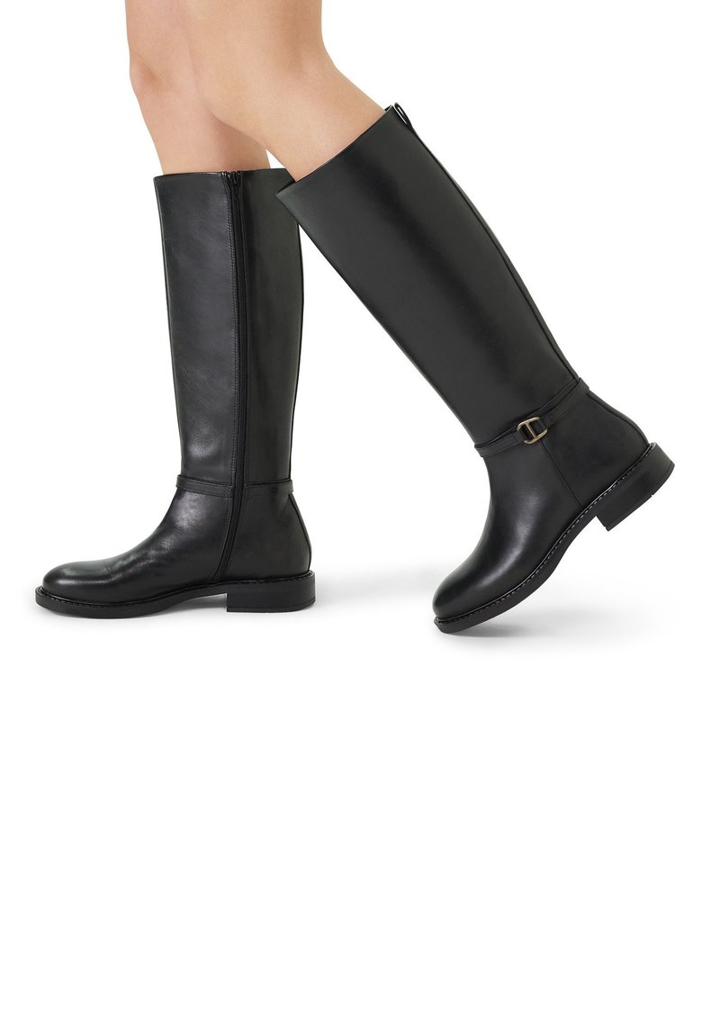 Stivali neri in pelle fino al ginocchio con una finitura liscia, dotati di una zip laterale, suola piatta e una cintura decorativa con una fibbia dorata.