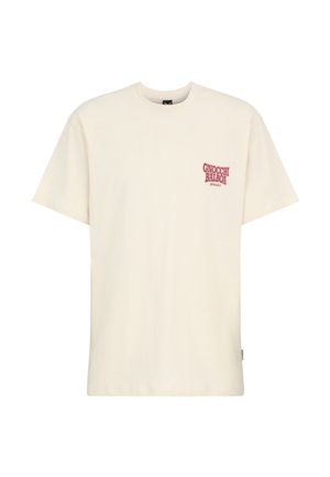 Off-white kurzärmeliges T-Shirt mit rotem Schriftzug "Gnocchi Balboa Irresistibly" im oberen linken Brustbereich.