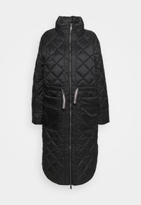 Abrigo largo negro acolchado que presenta un cuello alto, cremallera frontal y dos bolsillos laterales con acentos de hardware en contraste. Textura lisa y esponjosa.