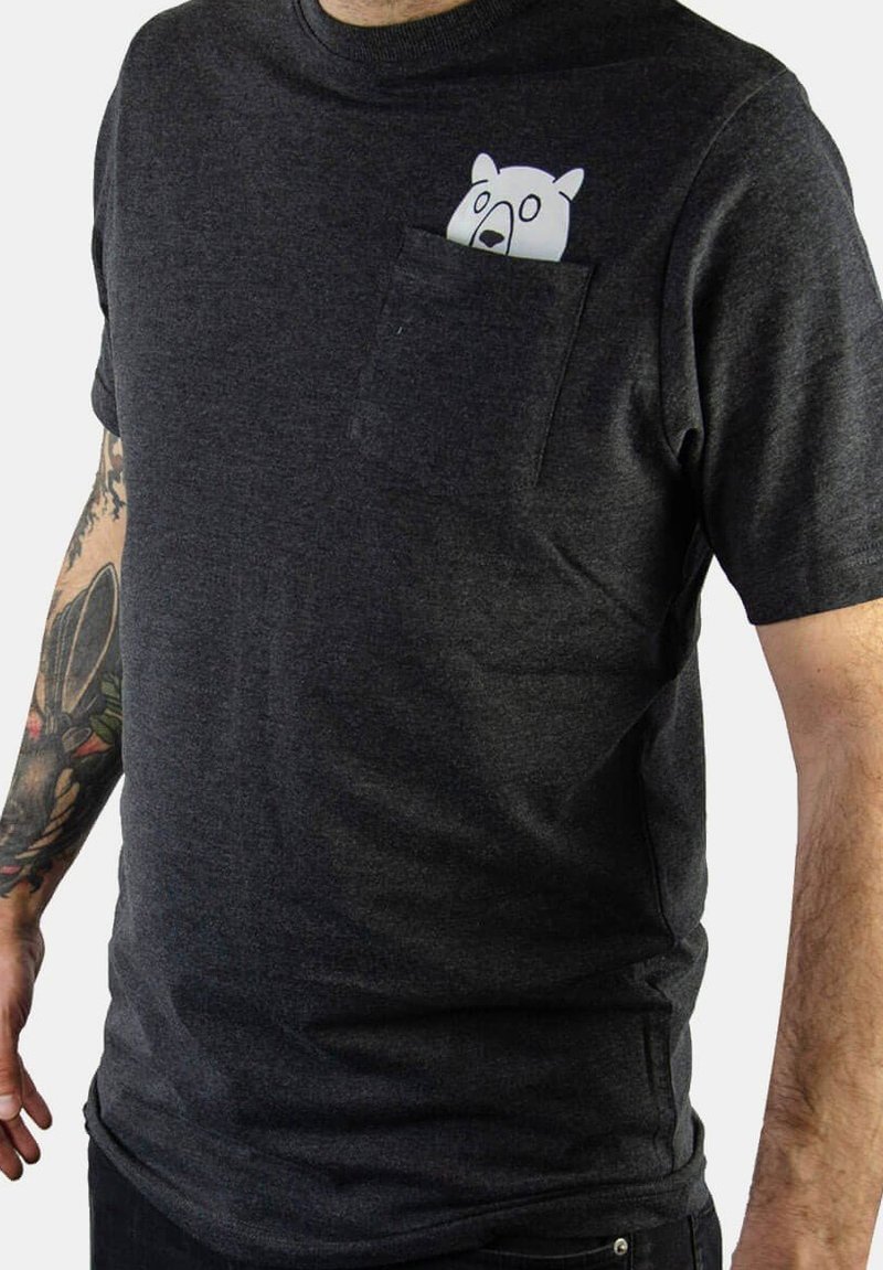 Camiseta de manga corta gris antracita hecha de algodón, con un gráfico de un oso blanco en el bolsillo del pecho y un escote tipo crew.